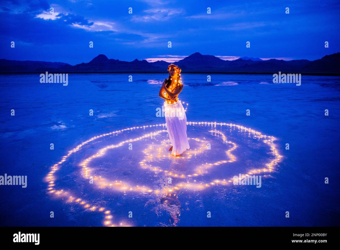 Eine Tänzerin, umgeben von einem Lichtkreis auf dem Wasser Stockfoto