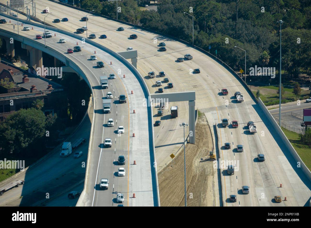 Luftaufnahme der amerikanischen Autobahnkreuzung mit schnellen Autos und Lastwagen. Transportinfrastrukturkonzept USA. Stockfoto