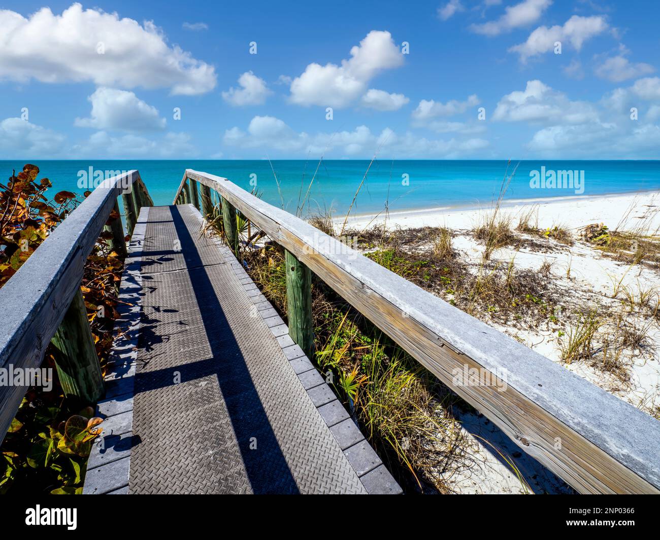 Fußweg zum Strand am Golf von Mexiko, Pass-A-Grill, Florida, USA Stockfoto