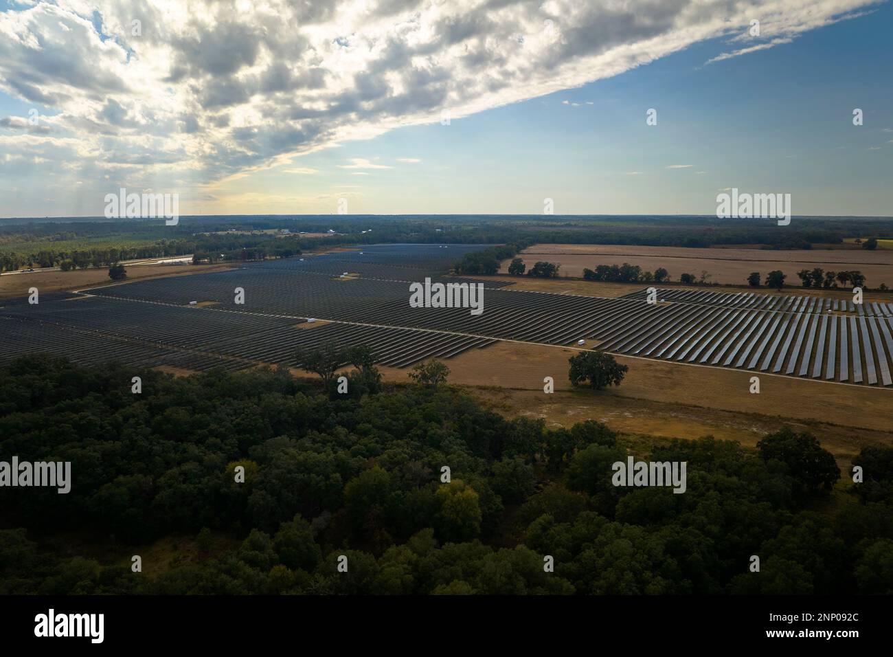 Luftaufnahme eines großen nachhaltigen Elektrokraftwerks mit Reihen von Photovoltaik-Solarmodulen zur Erzeugung sauberer elektrischer Energie. Konzept der Erneuerung Stockfoto
