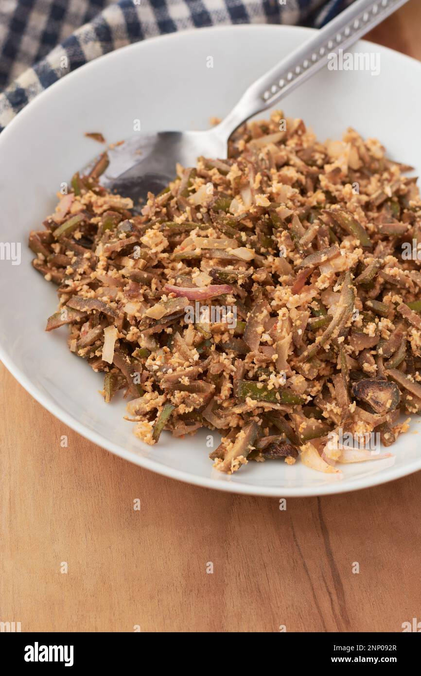 Grüne Bananenschale, gebratenes Gericht, gehackte, unreife Bananenhaut gemischt mit geriebener Kokosnuss und Zwiebeln, serviert gesunde, wohltuende, faserreiche Speisen Stockfoto