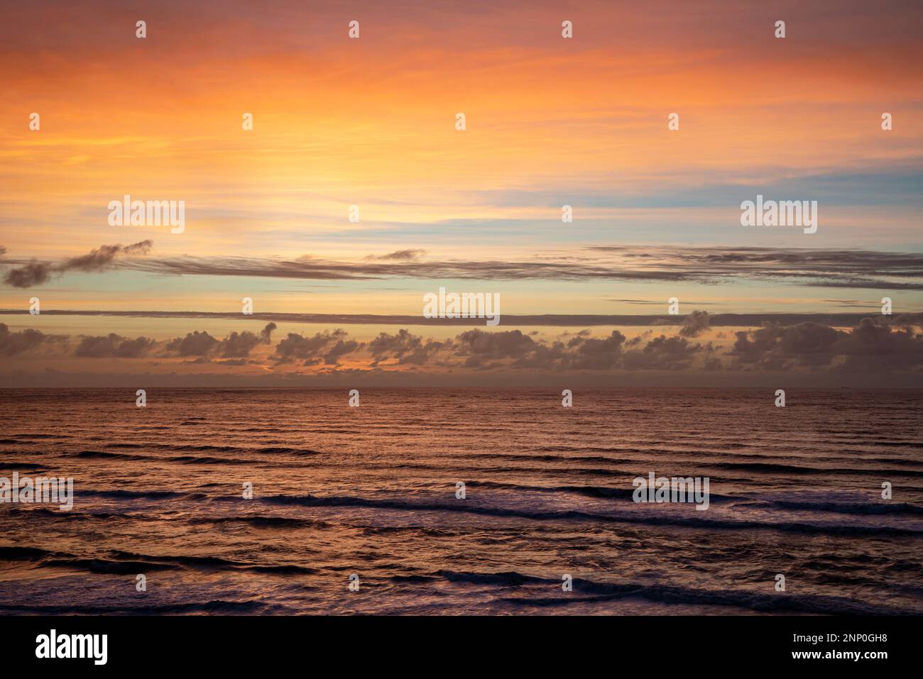 WA23123-00...WASHINGTON - Wolken, die sich in der Abenddämmerung im Cape Disappointment State Park im Pazifik spiegeln. Stockfoto