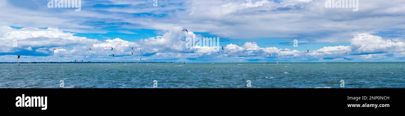 Menschen Drachenboarden auf See in Tampa Bay, Florida, USA Stockfoto