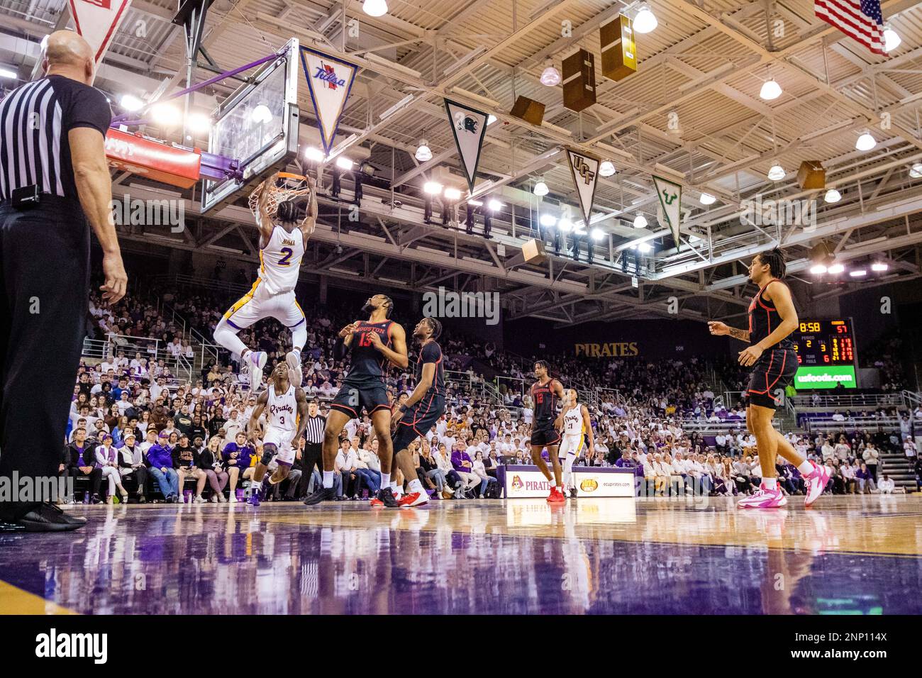 Greenville, NC, USA. 25. Februar 2023. East Carolina Pirates Forward Ezra Ausar (2) geht in der zweiten Hälfte des AAC-Basketballspiels gegen die Houston Cougars im Minges Coliseum in Greenville, NC, in den Dunk. (Scott Kinser/Cal Sport Media). Kredit: csm/Alamy Live News Stockfoto