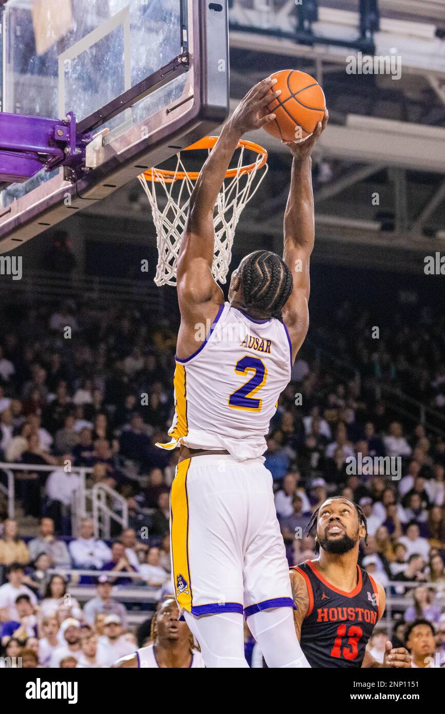 Greenville, NC, USA. 25. Februar 2023. East Carolina Pirates Forward Ezra Ausar (2) geht in der zweiten Hälfte des AAC-Basketballspiels gegen die Houston Cougars im Minges Coliseum in Greenville, NC, in den Dunk. (Scott Kinser/Cal Sport Media). Kredit: csm/Alamy Live News Stockfoto