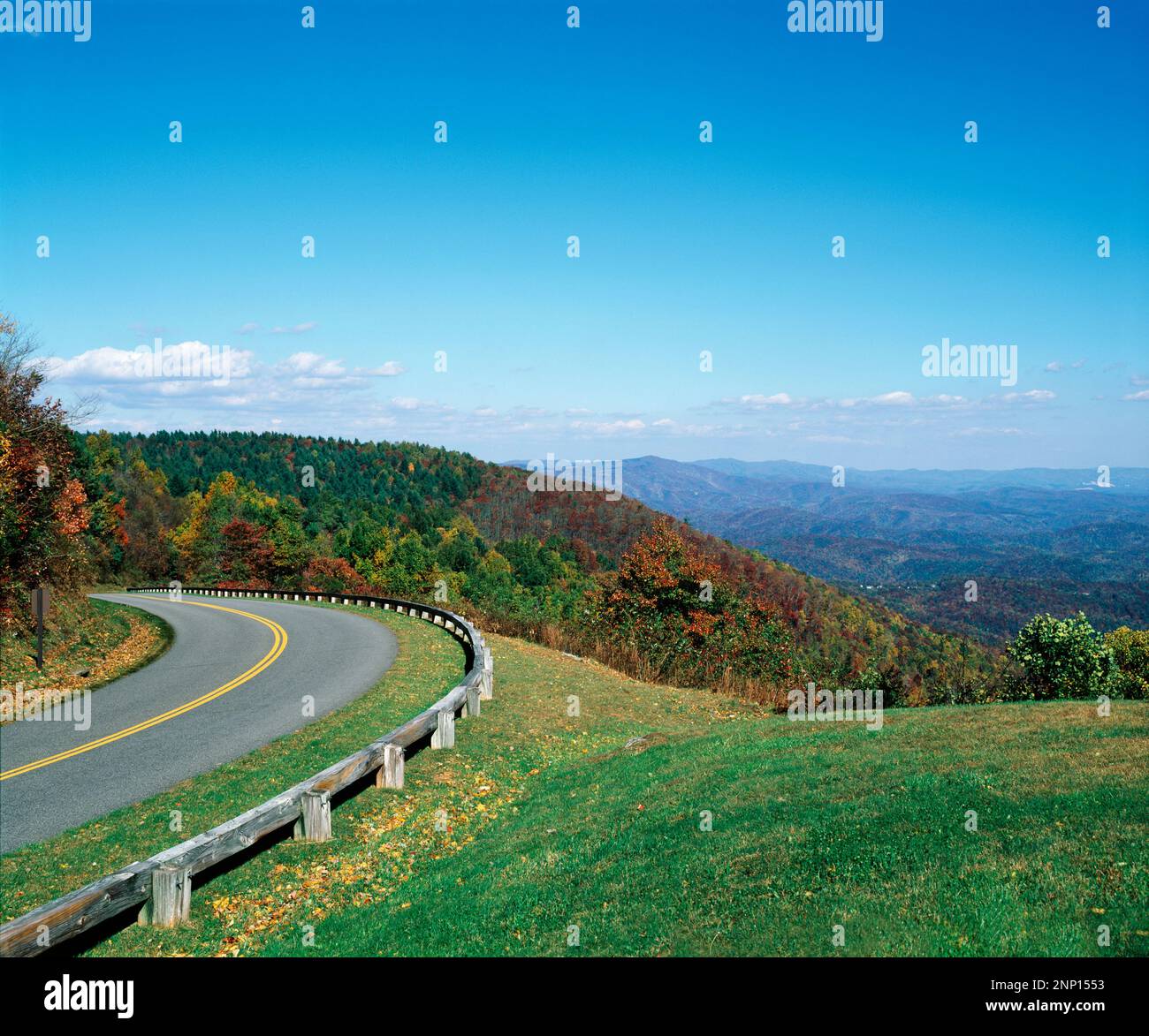 Blue Ridge Parkway über bewaldete Berge im Herbst, North Carolina, USA Stockfoto