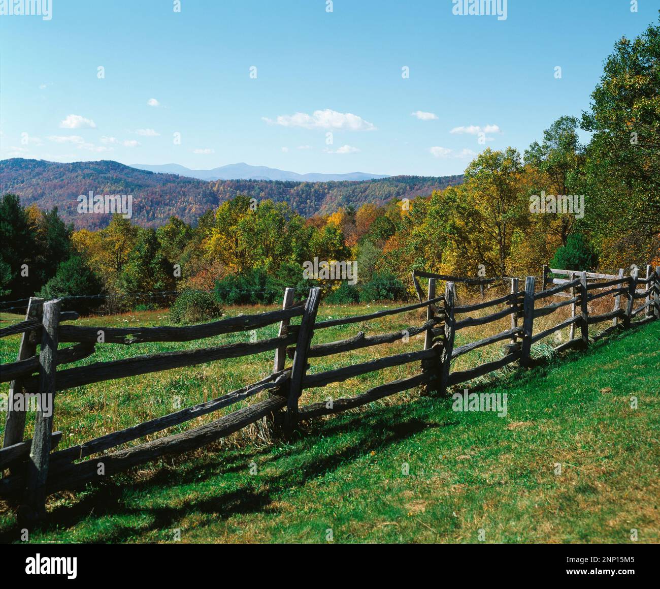 Blue Ridge Parkway über bewaldete Berge im Herbst, North Carolina, USA Stockfoto