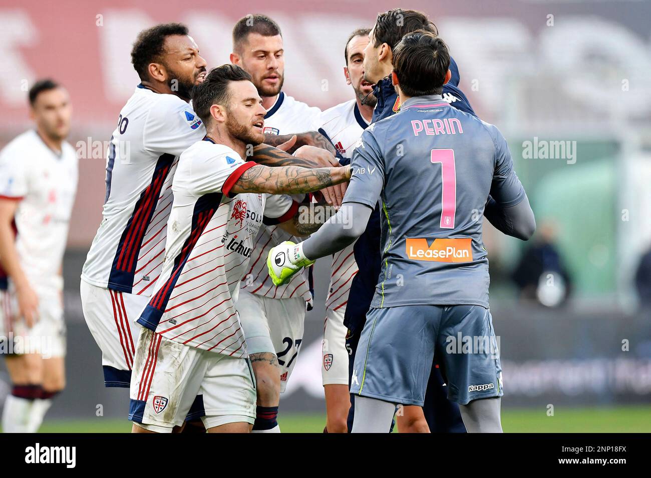 Cagliari's Joao Pedro, left, tries to hold back his teammates Alberto Cerri, center, and Cagliari's Nahitan Nandez, second from left, during an argument with Genoa's goalkeeper Mattia Perin, right with back to camera, during a Serie A soccer match between Genoa and Cagliari at the Luigi Ferraris Stadium in Genoa, Italy, Sunday, Jan. 24, 2021. (Tano Pecoraro/LaPresse via AP) Stockfoto