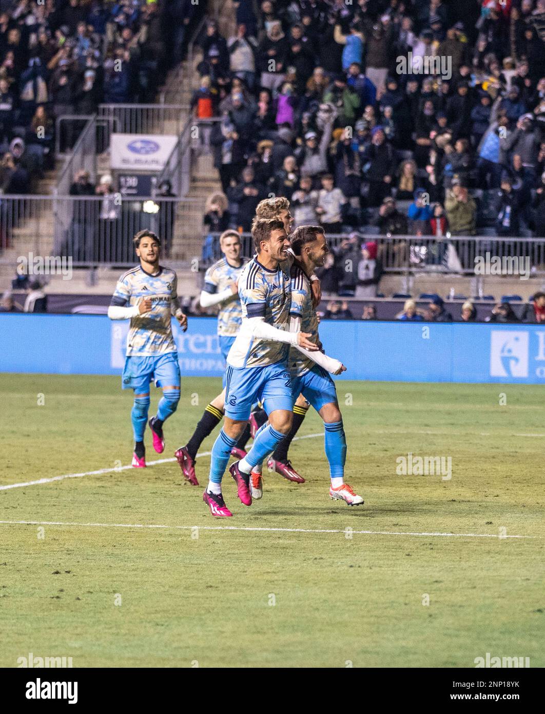 Chester, USA, 25. 2023. Februar Kai Wagner (27 Union) und Daniel Gazdag (10 Union) feiern das Gasdag-Tor während des Major-League-Fußballspiels zwischen Philadelphia Union und Columbus Crew im Subaru Park in Chester, PA (Georgia Soares/SPP) Kredit: SPP Sport Press Photo. Alamy Live News Stockfoto