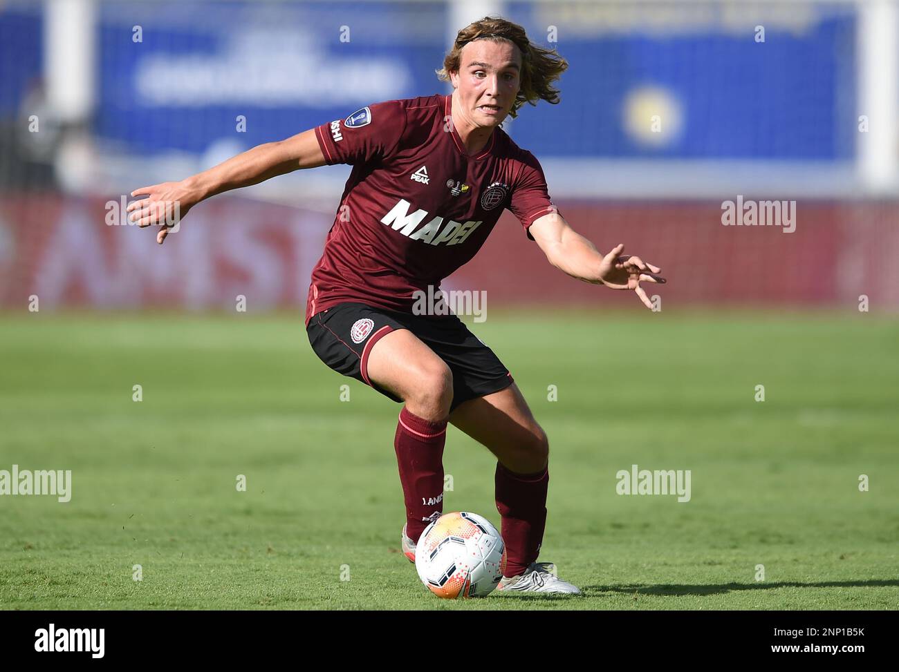 Pedro De la Vega of Argentina's Lanus goes with the ball during a Copa Sudamericana final soccer match against Argentina's Defensa y Justicia in Cordoba, Argentina, Saturday, Jan. 23, 2021. (Marcelo Endelli/Pool via AP) Stockfoto