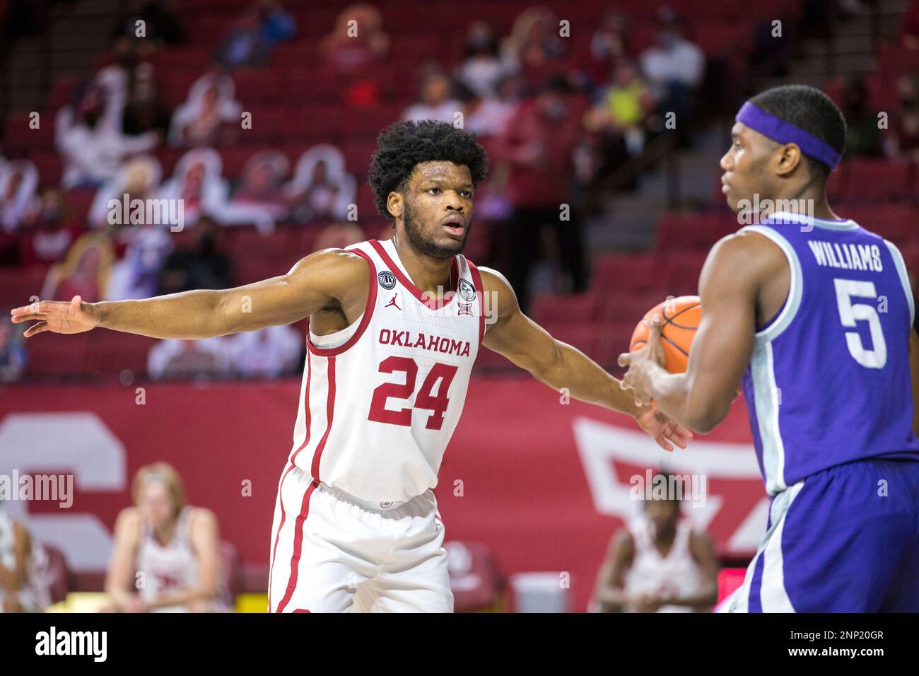 NORMAN, OK - JANUARY 19: Oklahoma Sooners guard Elijah Harkless (24) guards the inbound by Kansas State Wildcats guard Rudi Williams (5) during the first half at the Lloyd Noble Center in Norman Oklahoma. (Photo by William Purnell/Icon Sportswire) (Icon Sportswire via AP Images) Stockfoto