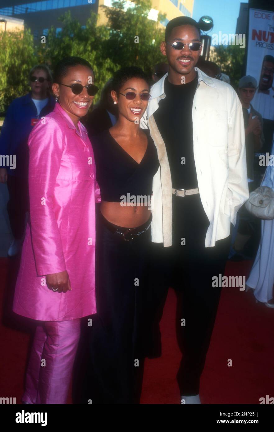 Universal City, Kalifornien, USA 27. Juni 1996 (L-R) Adrienne Banfield, Schauspielerin Jada Pinkett und Schauspielerin will Smith nehmen am 27. Juni 1996 an der Premiere „The Nutty Professor“ im Universal Amphitheatre in Universal City, Kalifornien, USA Teil. Foto: Barry King/Alamy Stock Photo Stockfoto