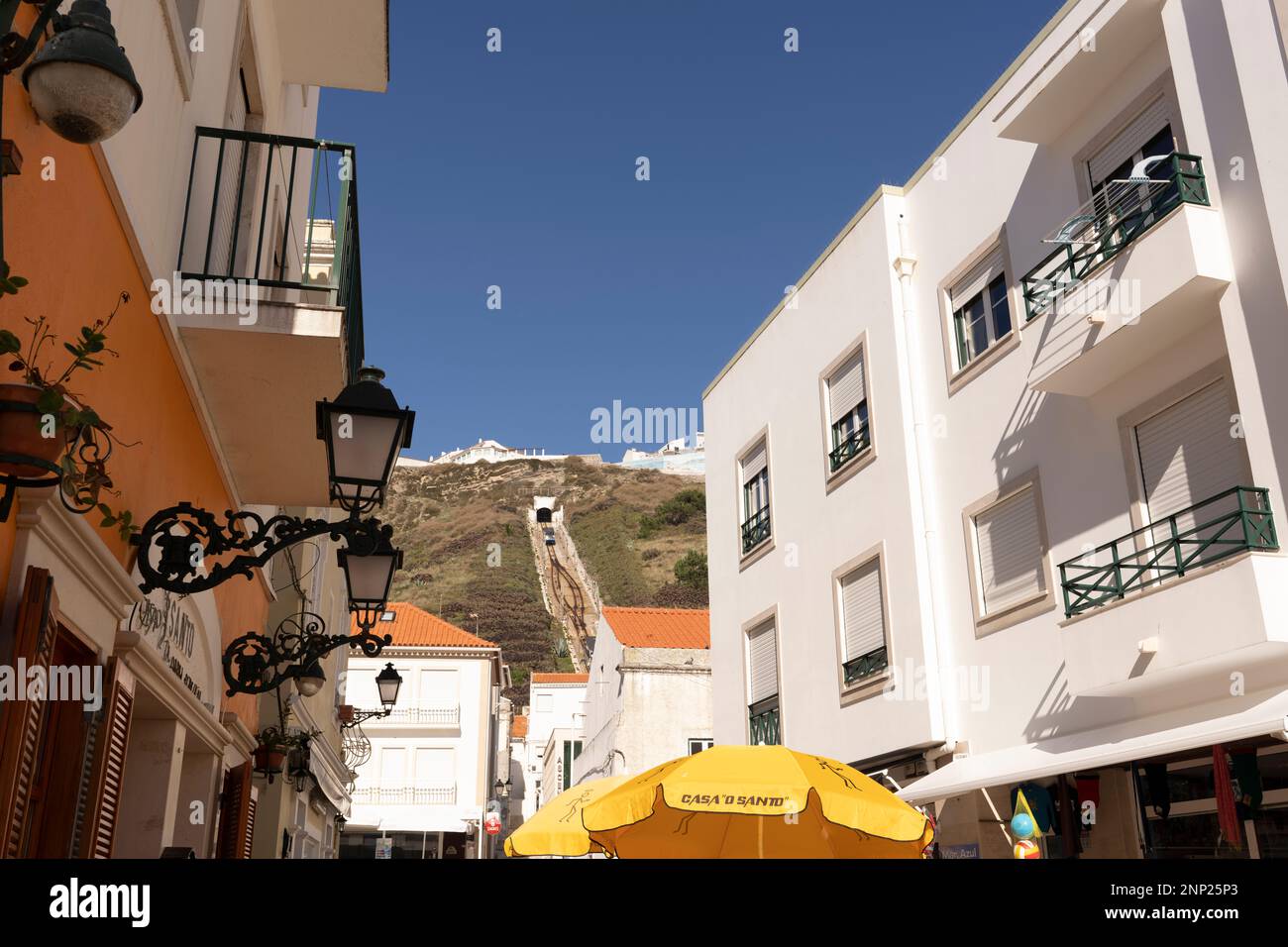 Kleiner Winkel Aufnahme von Gebäuden mit Balkonen, Nazare, Portugal Stockfoto
