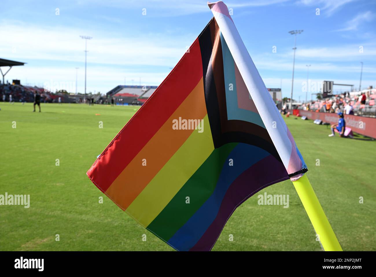 Vor dem A-League Männer-Fußballspiel zwischen Brisbane Roar und Perth Glory im Kayo Stadium in Brisbane, Sonntag, den 26. Februar 2023, ist ein allgemeiner Blick auf die Flaggen der Regenbogenecke zu sehen. (AAP IMAGE/DARREN ENGLAND) KEINE ARCHIVIERUNG, NUR REDAKTIONELLE VERWENDUNG ** AUSSCHLIESSLICH REDAKTIONELLE VERWENDUNG, KEINE KOMMERZIELLE VERWENDUNG, KEINE BÜCHER ** Stockfoto