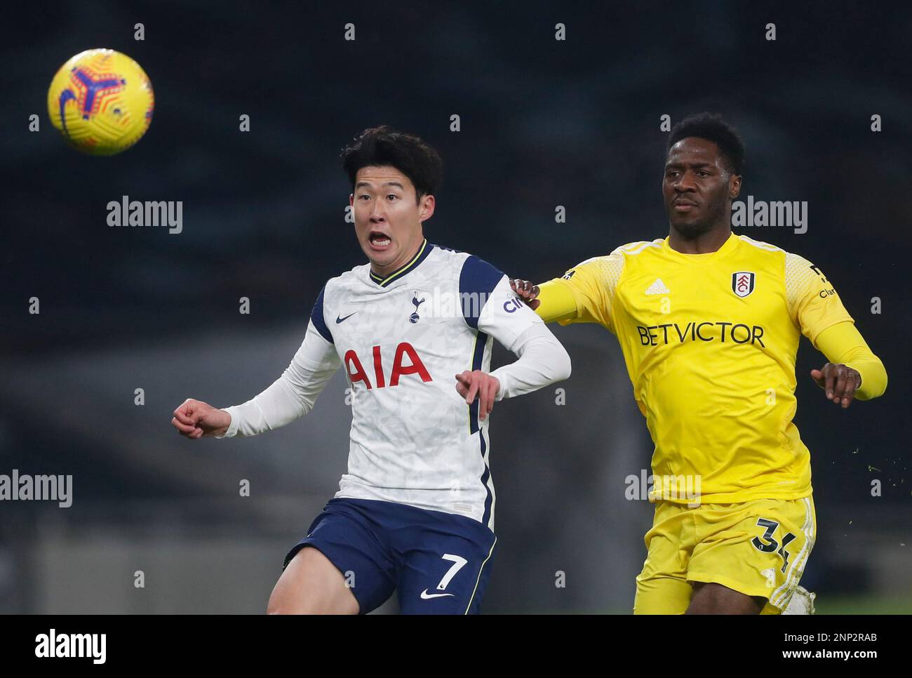 Tottenham's Son Heung-min, left, duels for the ball with Fulham's Ola Aina during the English Premier League soccer match between Tottenham Hotspur and Fulham at the Tottenham Hotspur Stadium in London, Wednesday, Jan. 13, 2021. (Matthew Childs/Pool via AP) Stockfoto