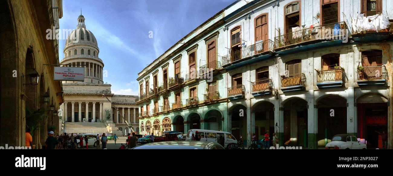 Gebäude, Autos und Menschen in der City Street, Havanna, Kuba Stockfoto