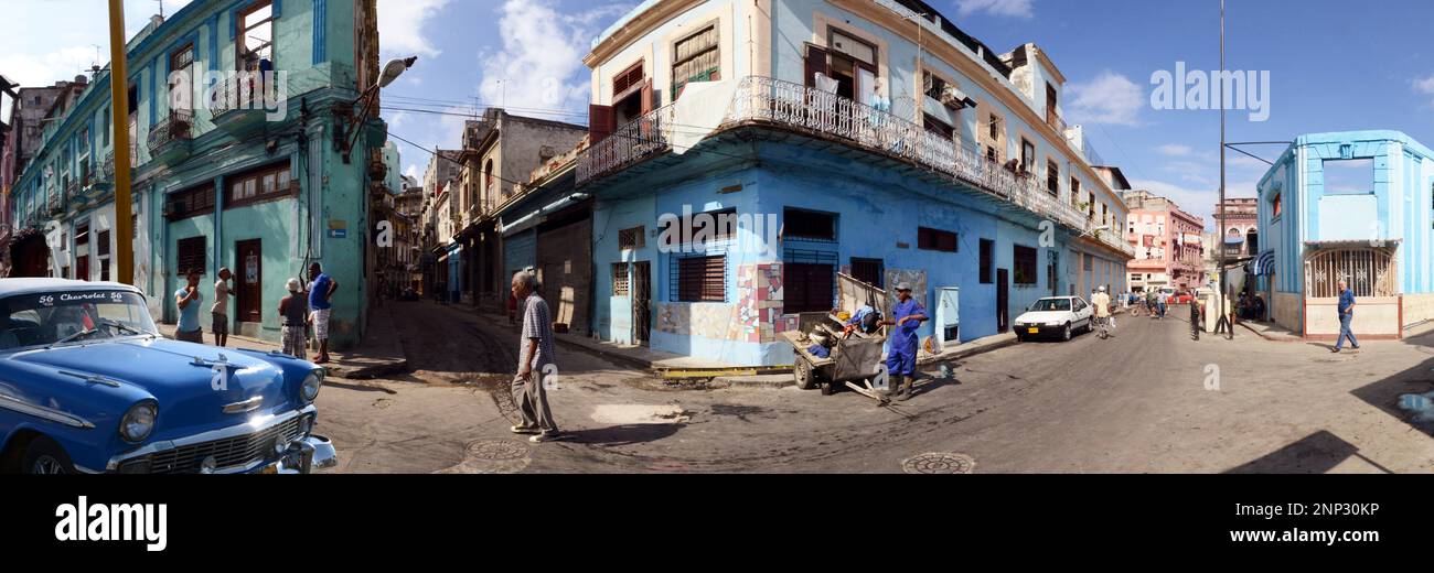 Gebäude, Autos und Menschen in der City Street, Havanna, Kuba Stockfoto