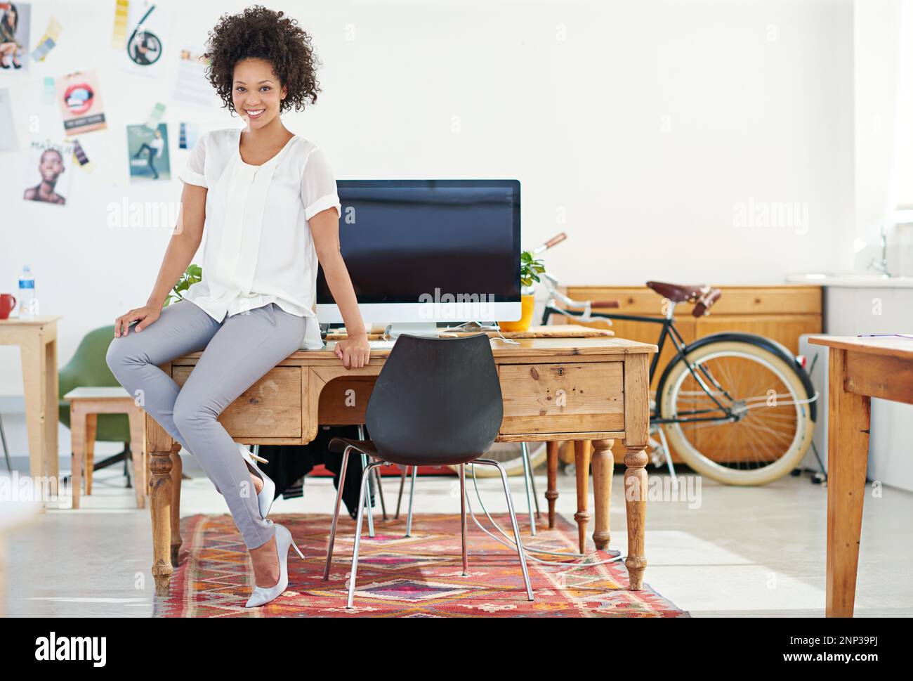 Jede Leistung beginnt mit der Entscheidung, es zu versuchen. Porträt einer attraktiven Designerin in ihrem modernen Büro. Stockfoto