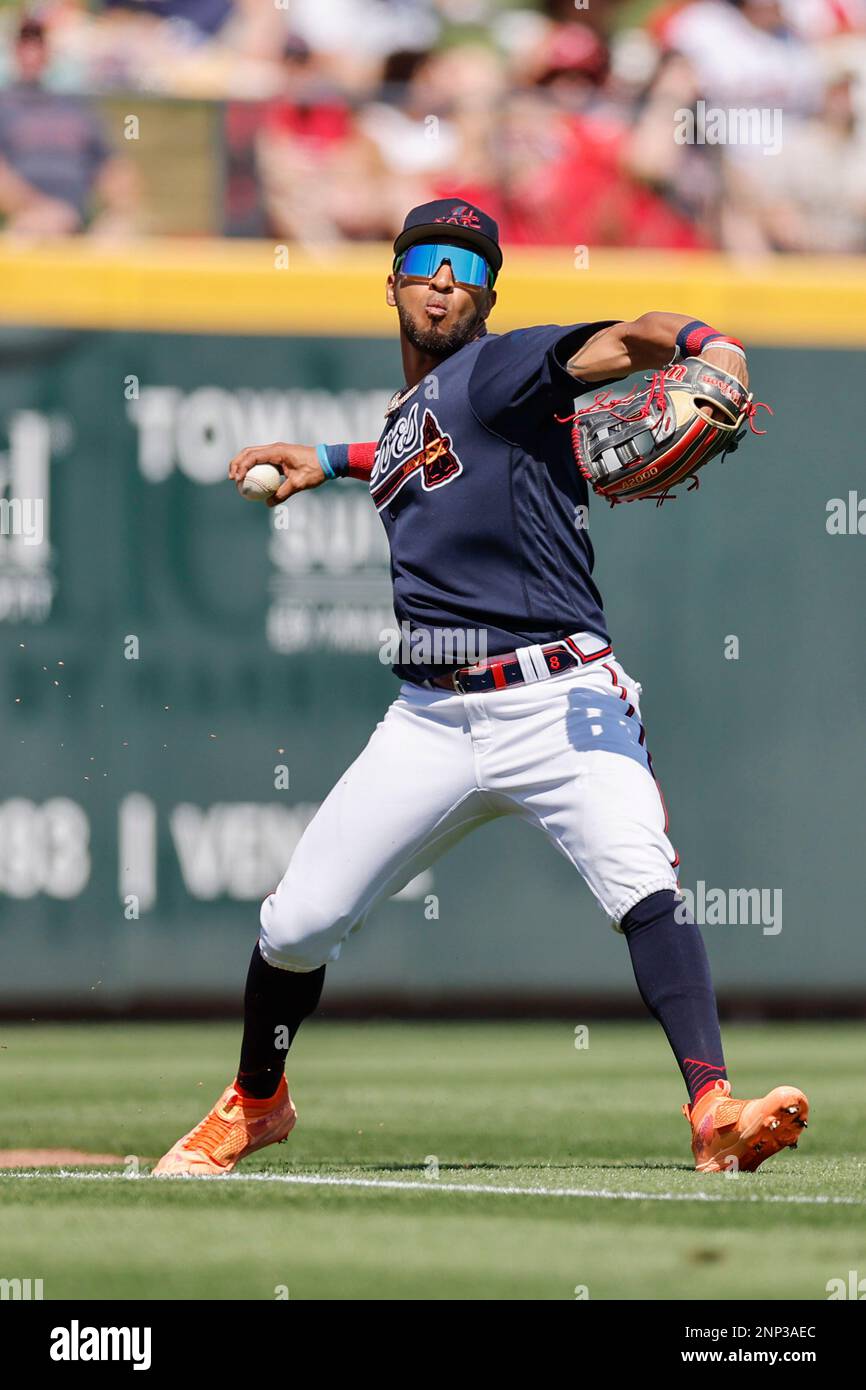 North Port FL USA: Atlanta Braves, linker Feldspieler Eddie Rosario (8), wirft einen Ball vom Schläger des Boston Red Sox-Mittelfeldspielers Raimel Tapia (17) während eines Stockfoto