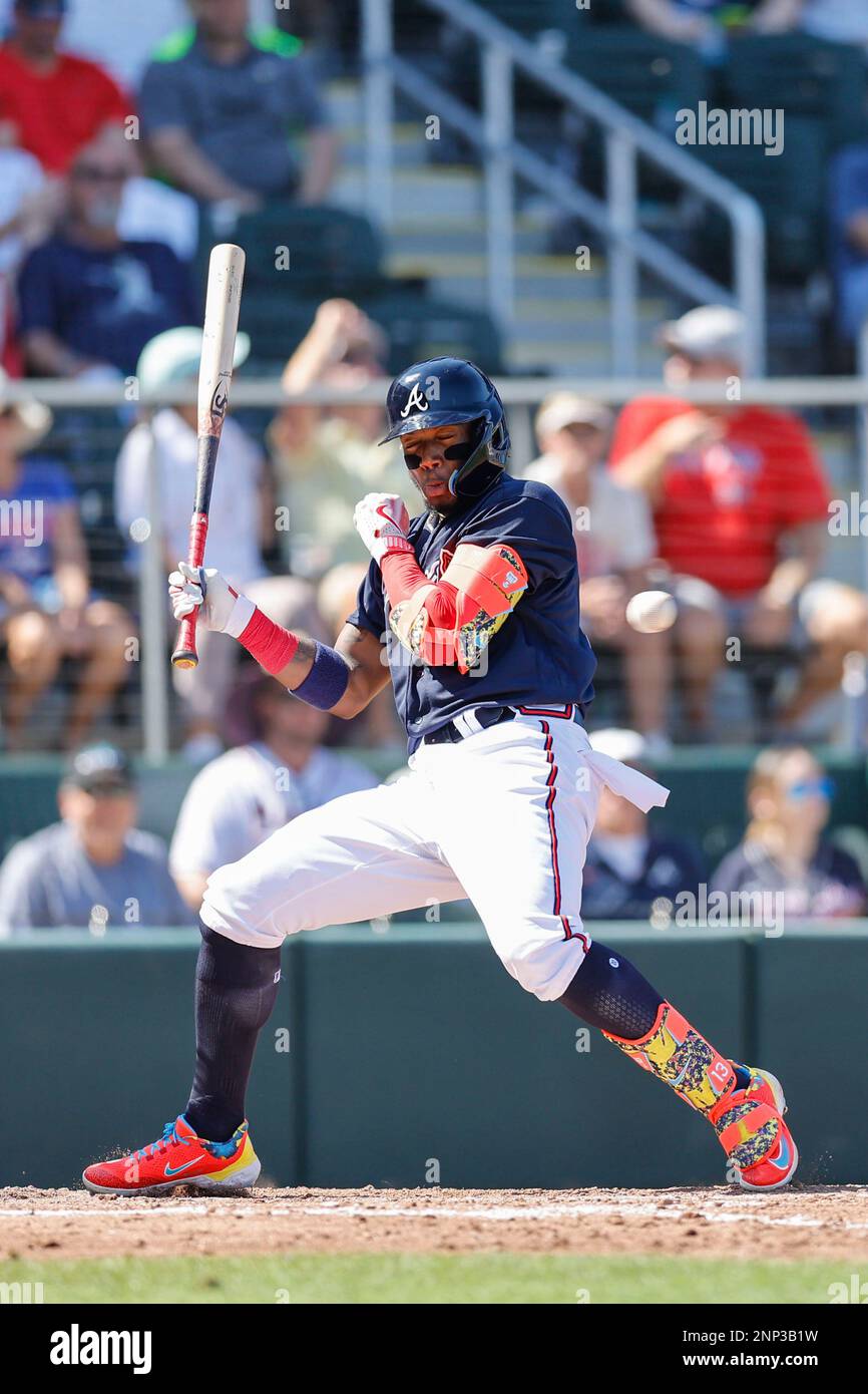 North Port FL USA: Atlanta Braves, der rechte Feldspieler Ronald Acuna Jr. (13), ist fast getroffen, aber der Ball während eines MLB-Frühjahrstrainings gegen die Boston Stockfoto