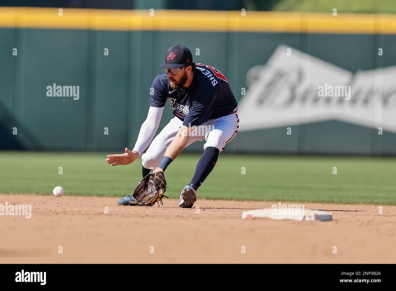 North Port FL, USA: Atlanta Braves Shortstop Braden Shewmake (65) gibt einen Ball kurz vor dem Start ab und holt die unbegleiteten Spieler während einer MLB auf der zweiten Base heraus Stockfoto