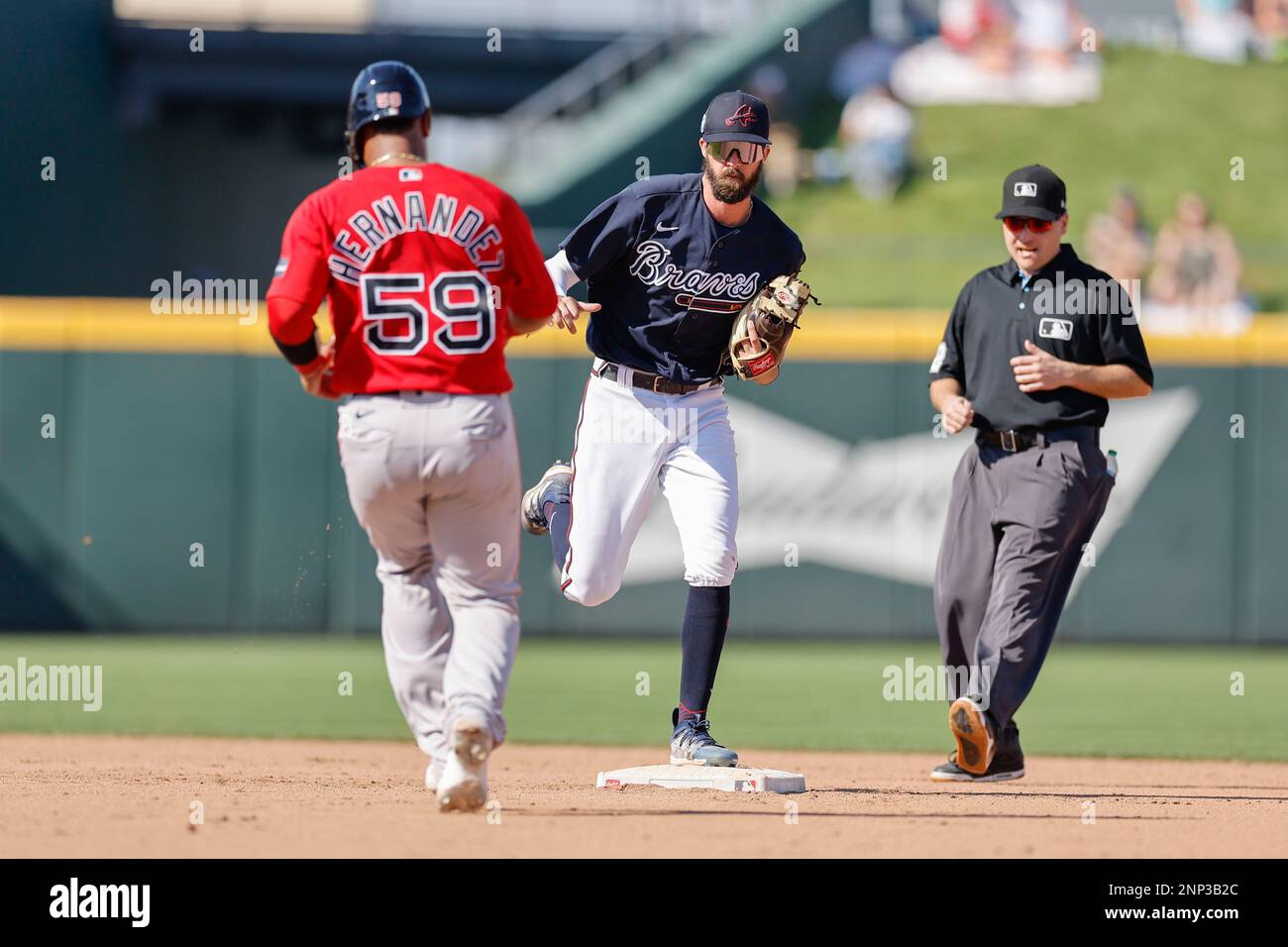 North Port FL, USA: Atlanta Braves Shortstop Braden Shewmake (65) gibt einen Ball kurz vor dem Start ab und holt die unbegleiteten Spieler während einer MLB auf der zweiten Base heraus Stockfoto