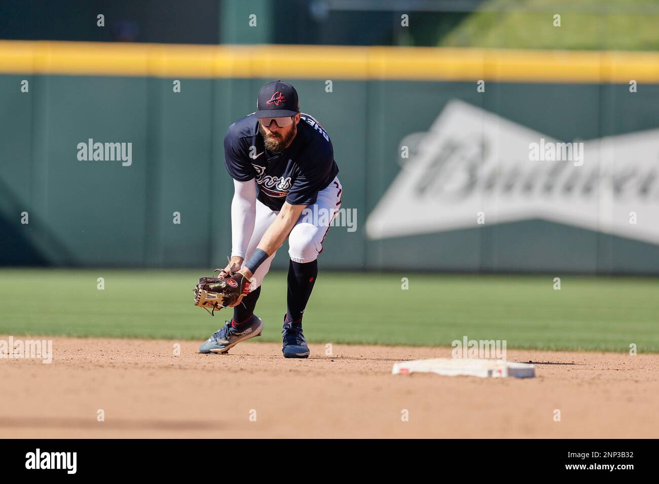 North Port FL, USA: Atlanta Braves Shortstop Braden Shewmake (65) gibt einen Ball kurz vor dem Start ab und holt die unbegleiteten Spieler während einer MLB auf der zweiten Base heraus Stockfoto