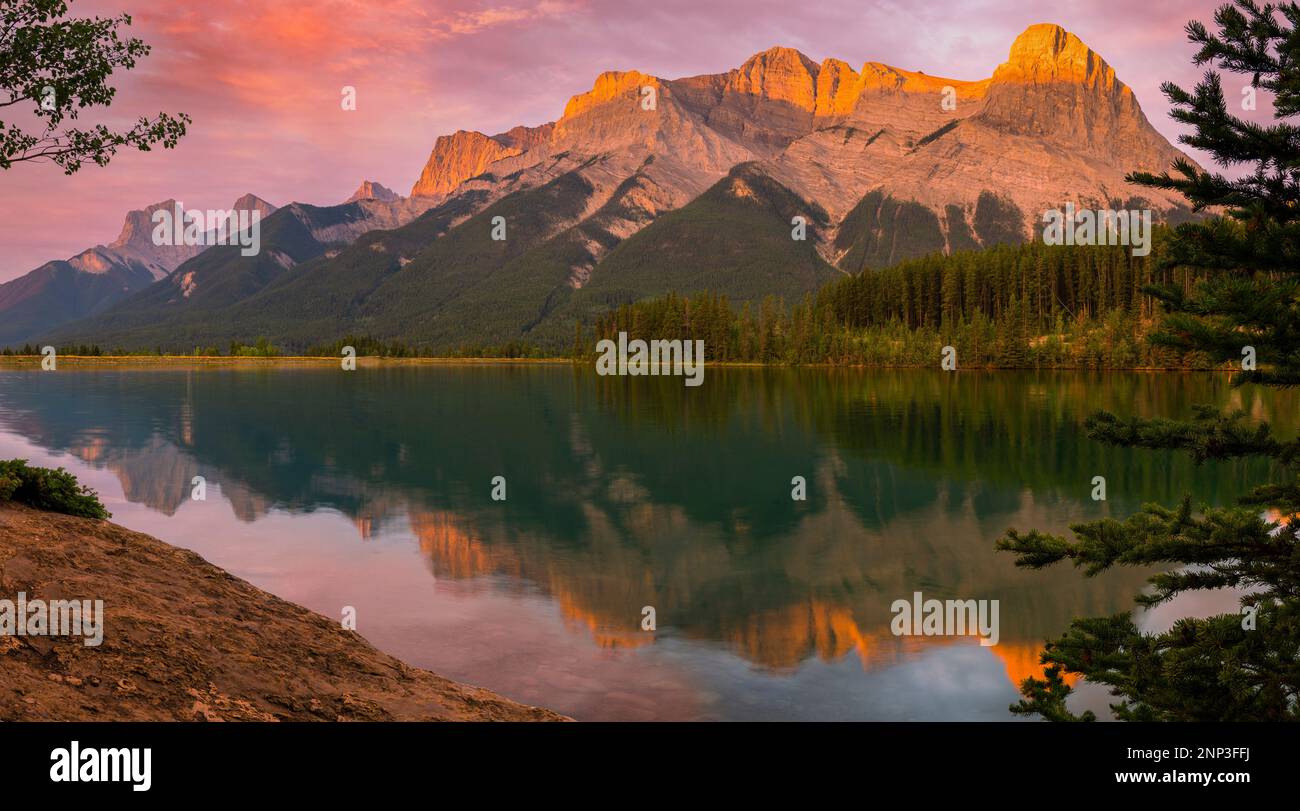 Berge und Wolken spiegeln sich in Lake, Canmore, Alberta, Kanada Stockfoto