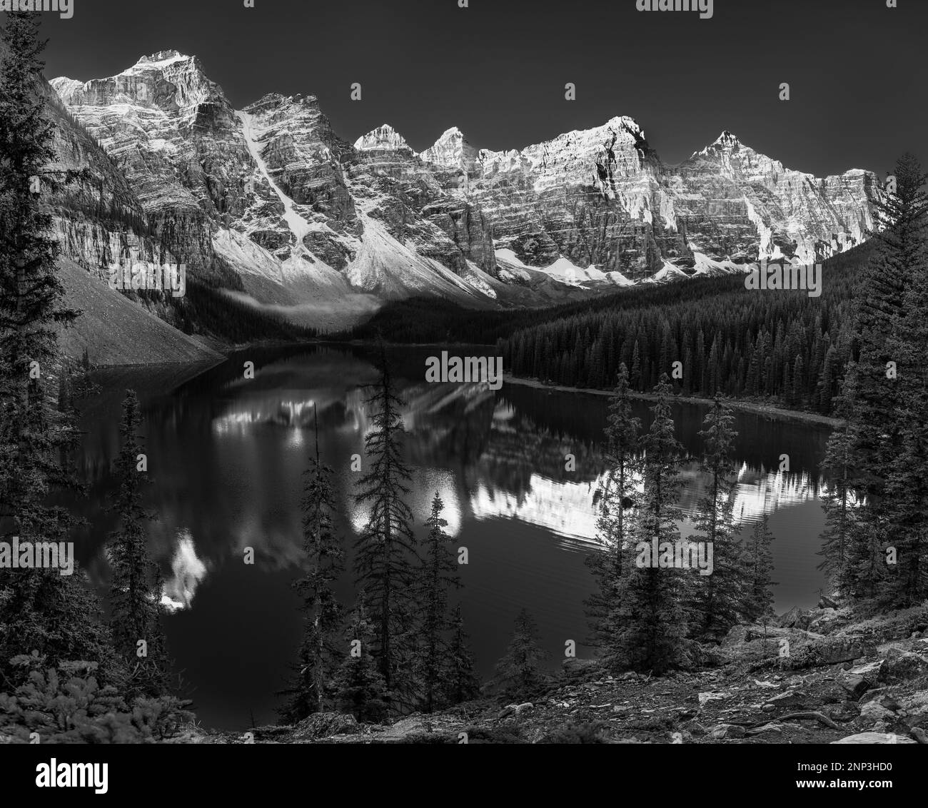 Kajakfahrer, Moraine Lake, Valley of Ten Peaks, Alberta, Kanada Stockfoto