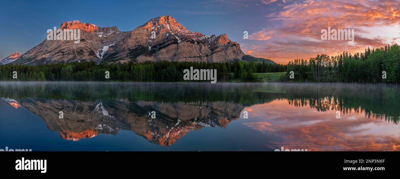Mount Kidd, Wedge Pond, Alberta, Kanada Stockfoto