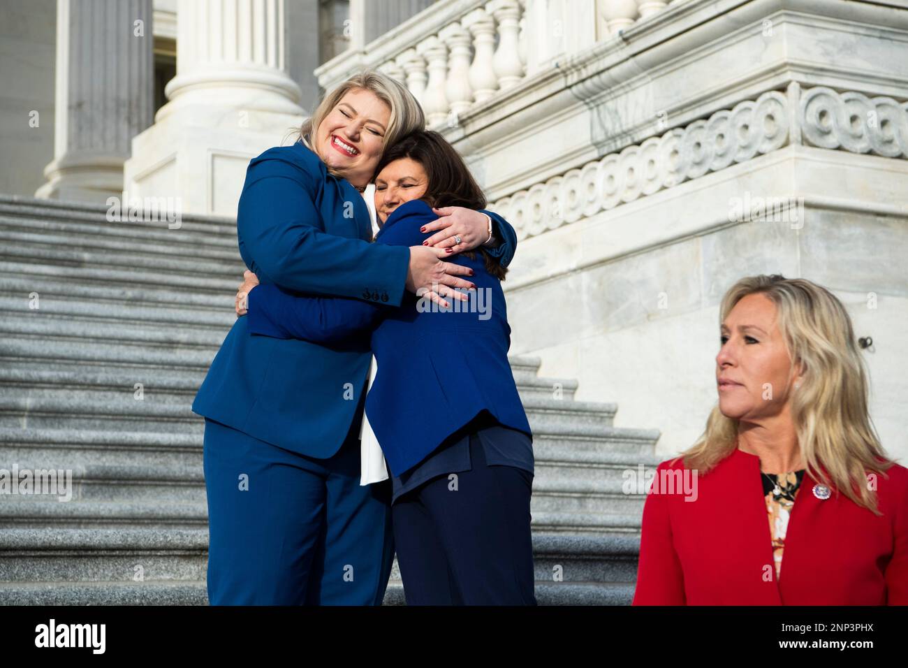 UNITED STATES - JANUARY 4: Reps. Kat Cammack, R-Fla., left, and Diana Harshbarger, R-Tenn., embrace during a group photo with freshmen members of the House Republican Conference on the House steps of the Capitol on Monday, January 4, 2021. Rep. Marjorie Taylor Greene, R-Ga., appears at right. (Photo By Tom Williams/CQ Roll Call via AP Images) Stockfoto