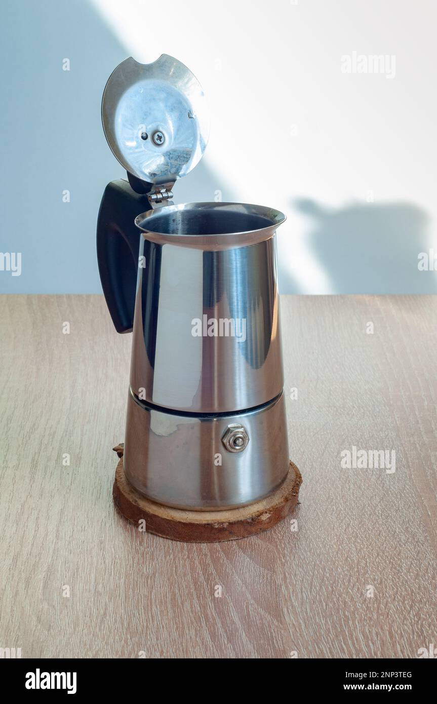 Geyser-Kaffeemaschine Musa Italian aus Stahl steht bei offenem Deckel auf dem Tisch Stockfoto