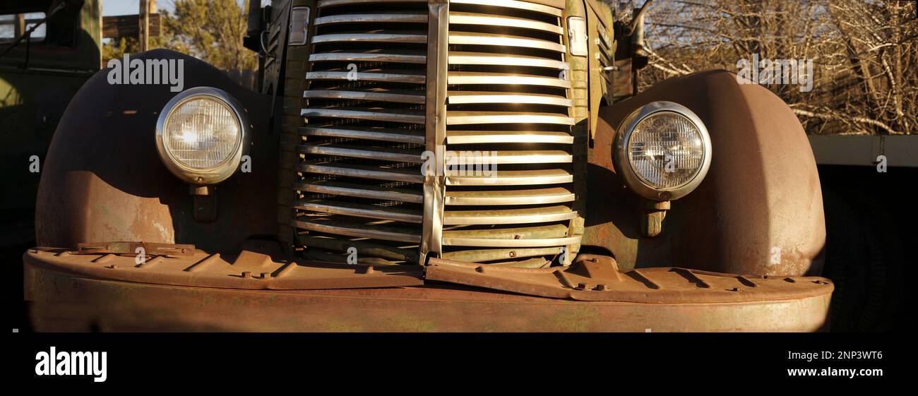 Nahaufnahme des alten Lkw-Kühlergrills auf dem Schrottplatz, Old Car City, Bellemont, Arizona, USA Stockfoto