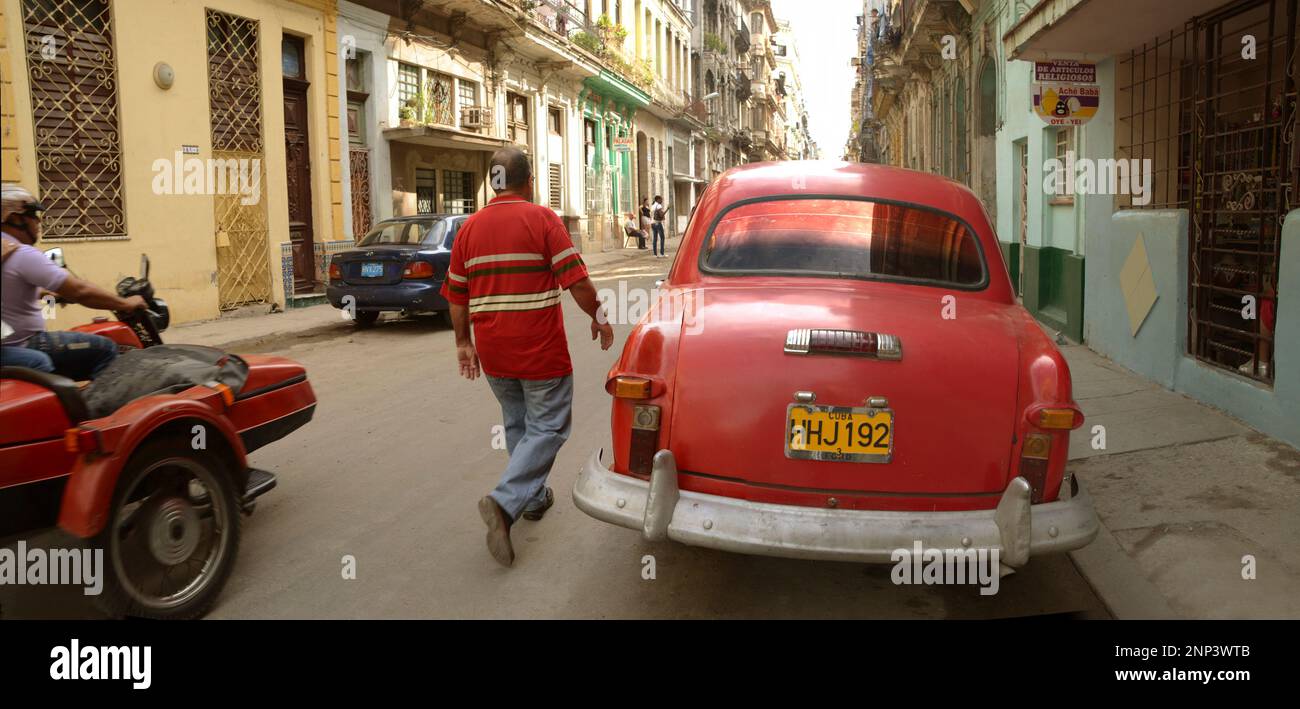 Alte Autos auf einer Straße, Havanna, Kuba Stockfoto