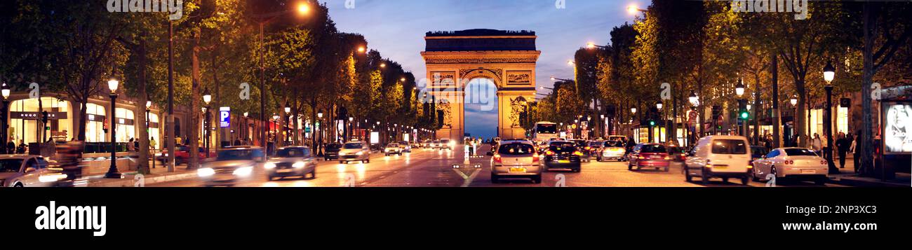 Der Verkehr Auf einer städtischen Straße, der Champs Elysees, dem Arc de Triomphe, Paris, Frankreich Stockfoto