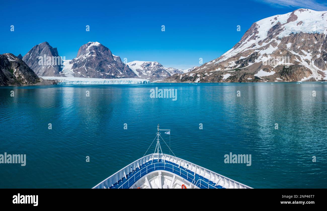 Kreuzfahrtschiff vor dem Thrym-Gletscher, Skjoldungen Fjord, König Frederick VI Küste, Grönland Stockfoto