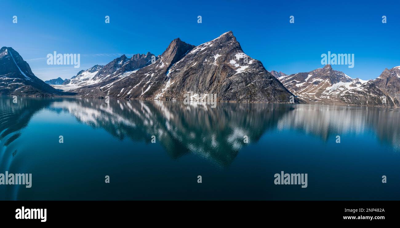 Berge in Skjoldungen Fjord, Küste von König Frederick VI, Grönland Stockfoto