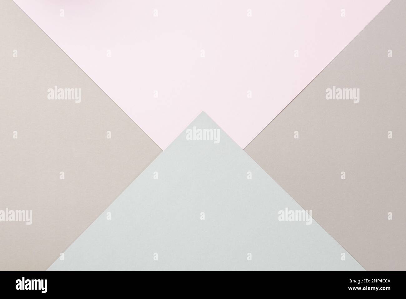 Abstrakte Pastelltöne und stumme Farbtöne minimalistischer Hintergrund mit Papierstruktur. Geometrischer, blasser, flacher Papierhintergrund. Minimalismus, Geometrie und symm Stockfoto