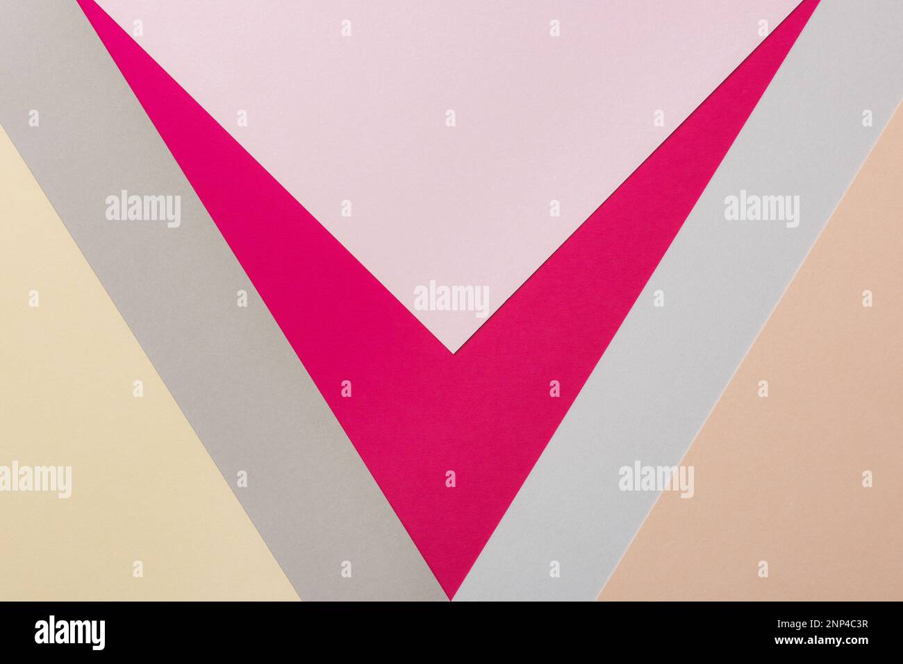 Abstraktes Viva Magenta und komplementäre farbige Papierstrukturen minimalistischer Hintergrund. Geometrischer, mehrfarbiger, flacher Papierhintergrund. Viva Magenta Stockfoto