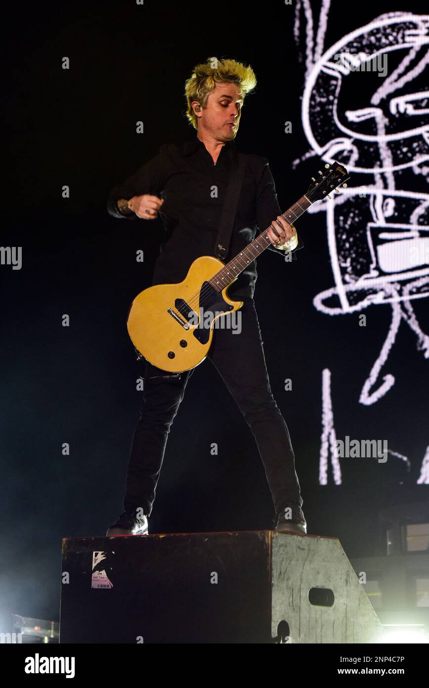 Tempe, Arizona, USA. 25. Februar 2023. Green Day, Billy Joe Armstrong tritt auf der Bühne auf. Tag 1 des Innings Festivals 2023 Musikfestival. Kredit: Ken Howard/Alamy Live News Stockfoto