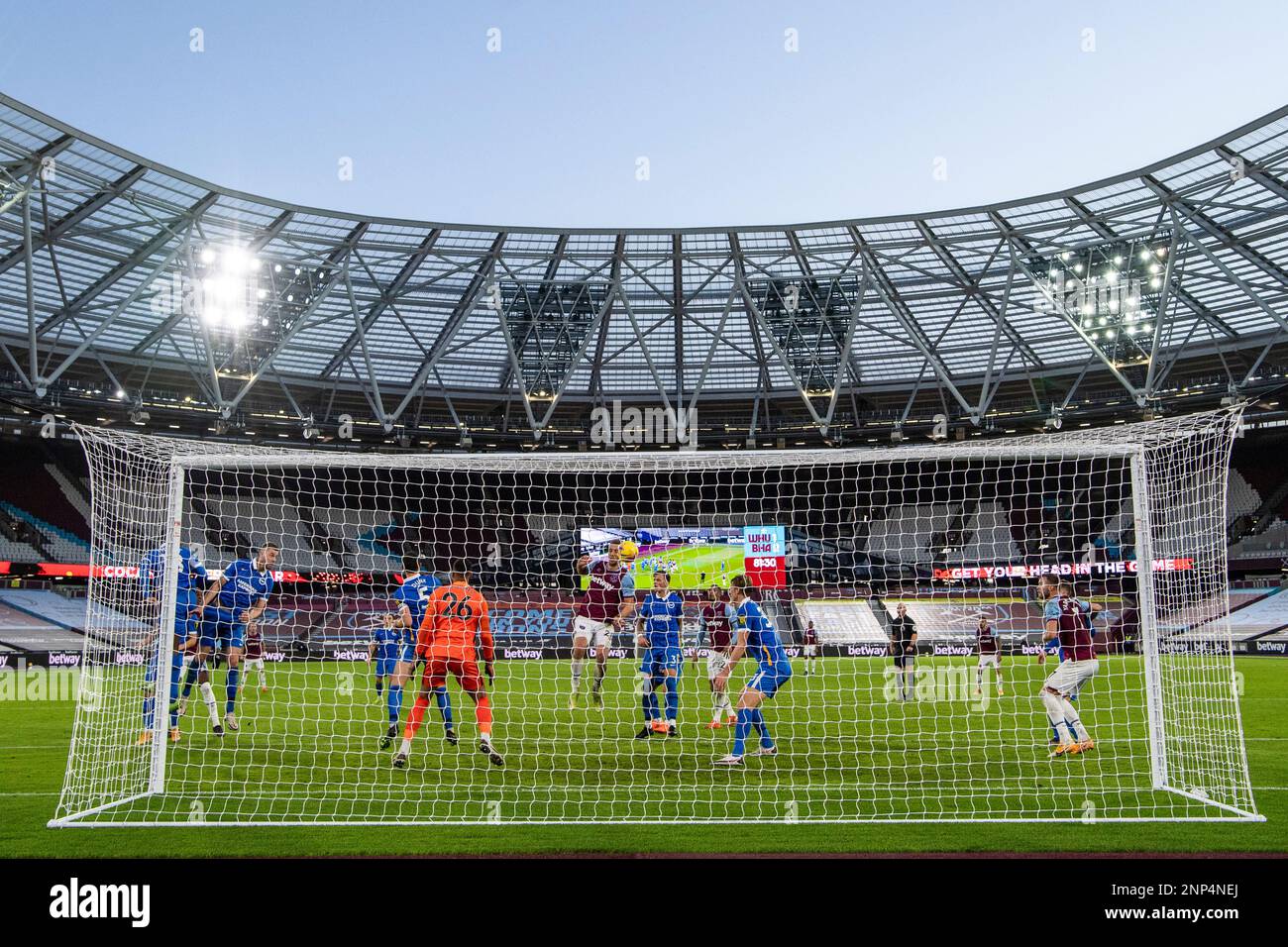 West Ham's Tomas Soucek, center, scores his side's second goal with a header passing Brighton's goalkeeper Robert Sanchez, in orange, during the English Premier League soccer match between West Ham and Brighton in London, England, Sunday, Dec. 27, 2020. (Justin Setterfield/Pool via AP) Stockfoto