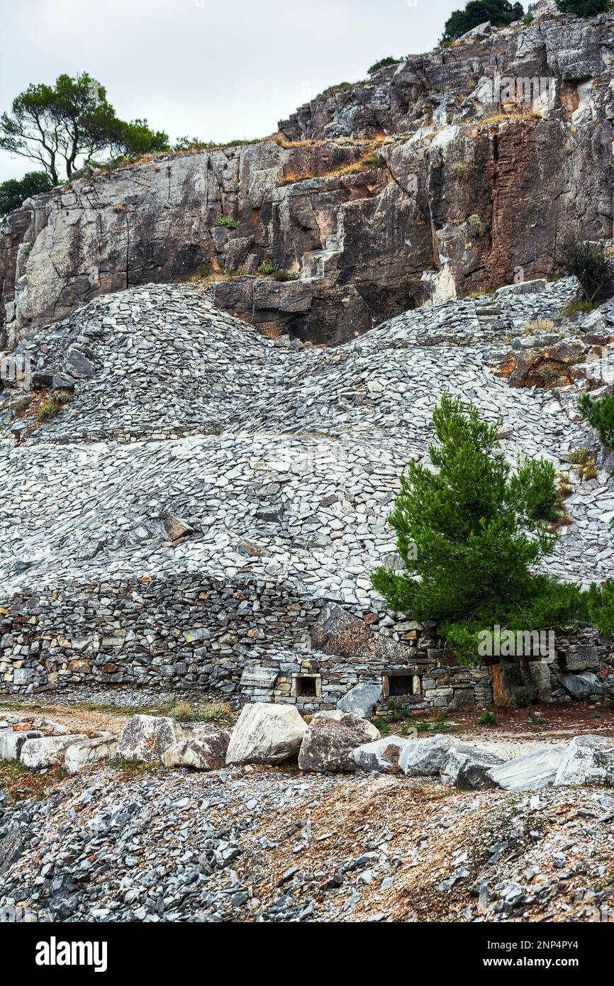 Teil eines verlassenen Penteli-Marmorbruchs in Attika, Griechenland. Penteli ist ein Berg, 18 km nördlich von Athen, von dem aus Stein für die Knackis geliefert wurde Stockfoto