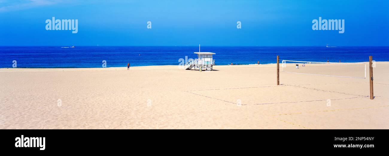 Rettungsschwimmhütte und Volleyballplatz am Strand unter klarem Himmel, Manhattan Beach, Kalifornien, USA Stockfoto