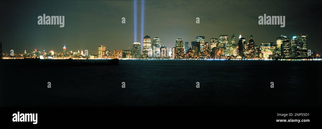 Beleuchtete Manhattan Skyline bei Nacht, New York City, New York State, USA Stockfoto