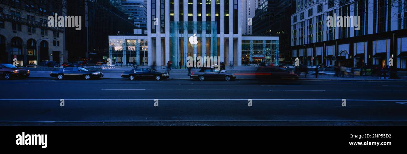 Autos parkten entlang der Bordsteinkante vor Gebäuden, Apple Store, Manhattan, New York City, New York State, USA Stockfoto