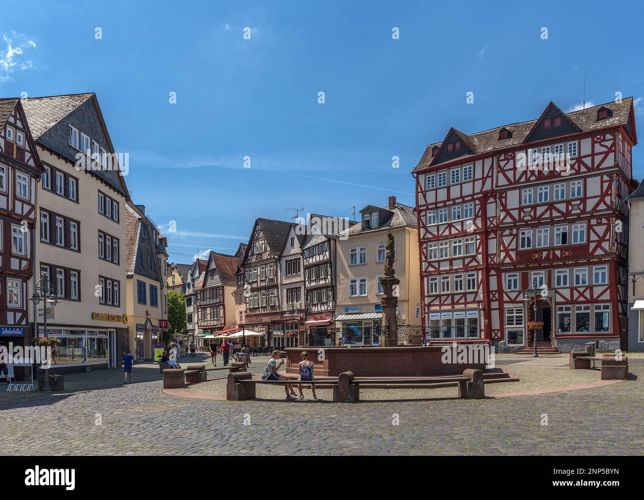 Blick auf den historischen Marktplatz mit Brunnen in Butzbach, Hessen, Deutschland. Stockfoto