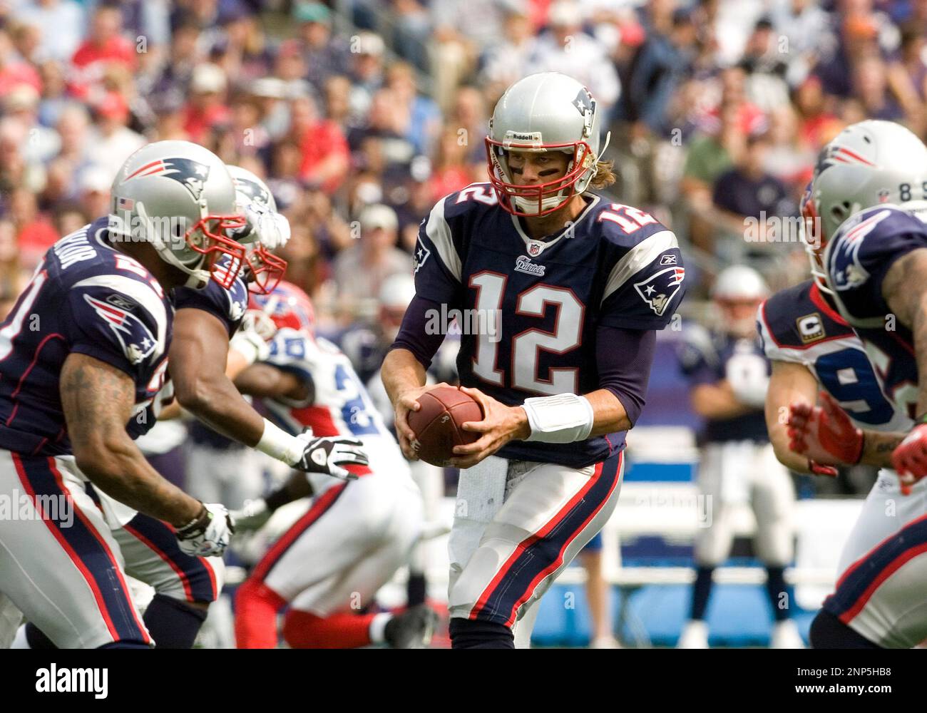 26 September 2010. New England Patriots Quarterback Tom Brady (12) with a fake handoff in the first quarter. The New England Patriots defeated the Buffalo Bills 38 to 30 in NFL week three at Gillette Stadium in Foxboro, Massachusetts (Icon Sportswire via AP Images) Stockfoto