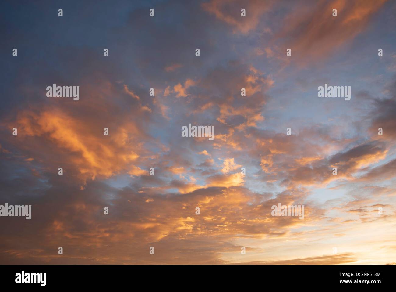 Atemberaubender farbenfroher Sonnenuntergang als Hintergrund oder Element in Verbundwerkstoffen Stockfoto