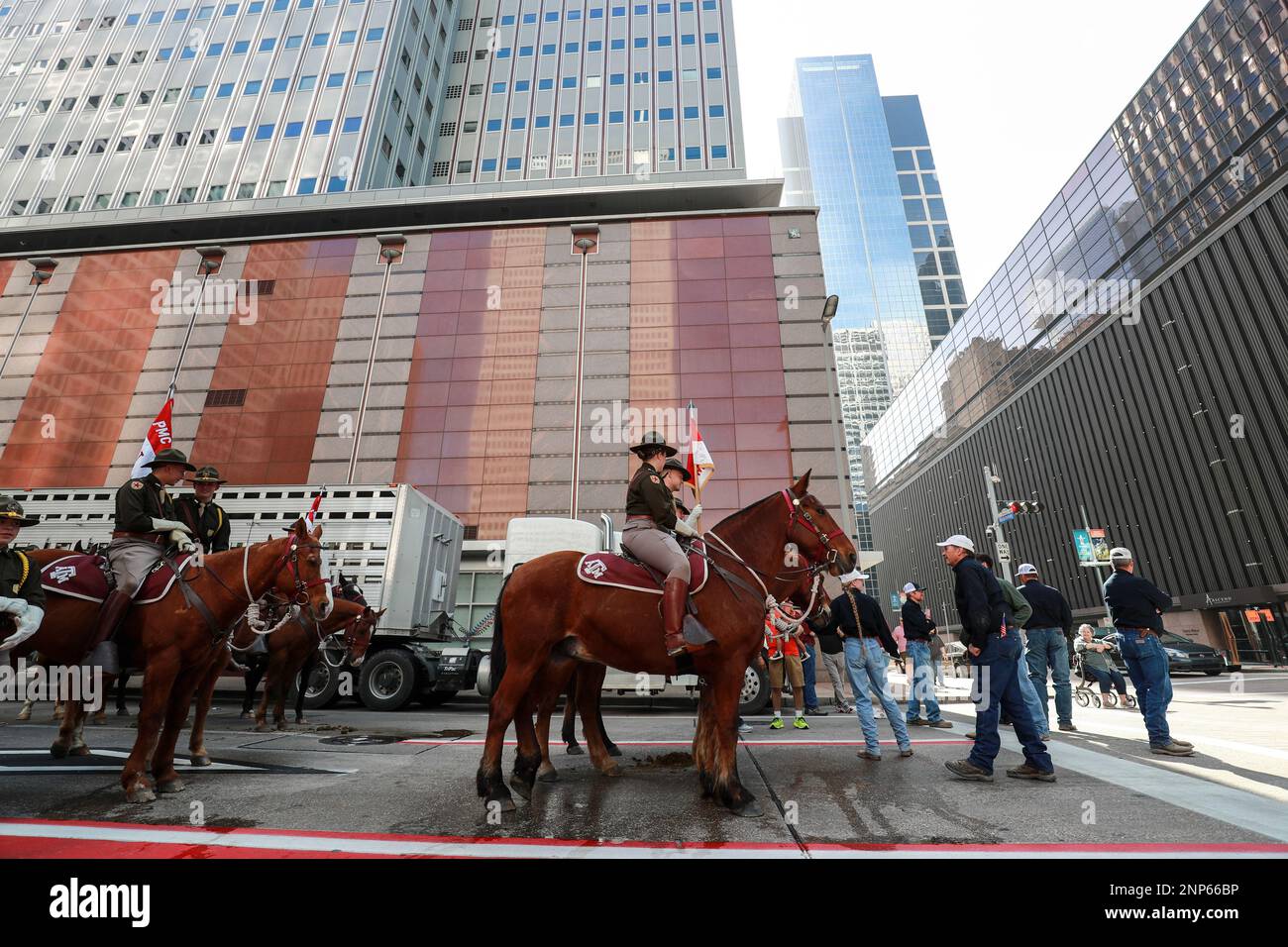 Houston, Texas, Usa. 25. Februar 2023. Das Texas A&M Corps of Cadets Mounted Unit bereitet sich auf die Parade am 25. Februar 2023 vor. (Foto: Reginald Mathalone/NurPhoto) Guthaben: NurPhoto SRL/Alamy Live News Stockfoto