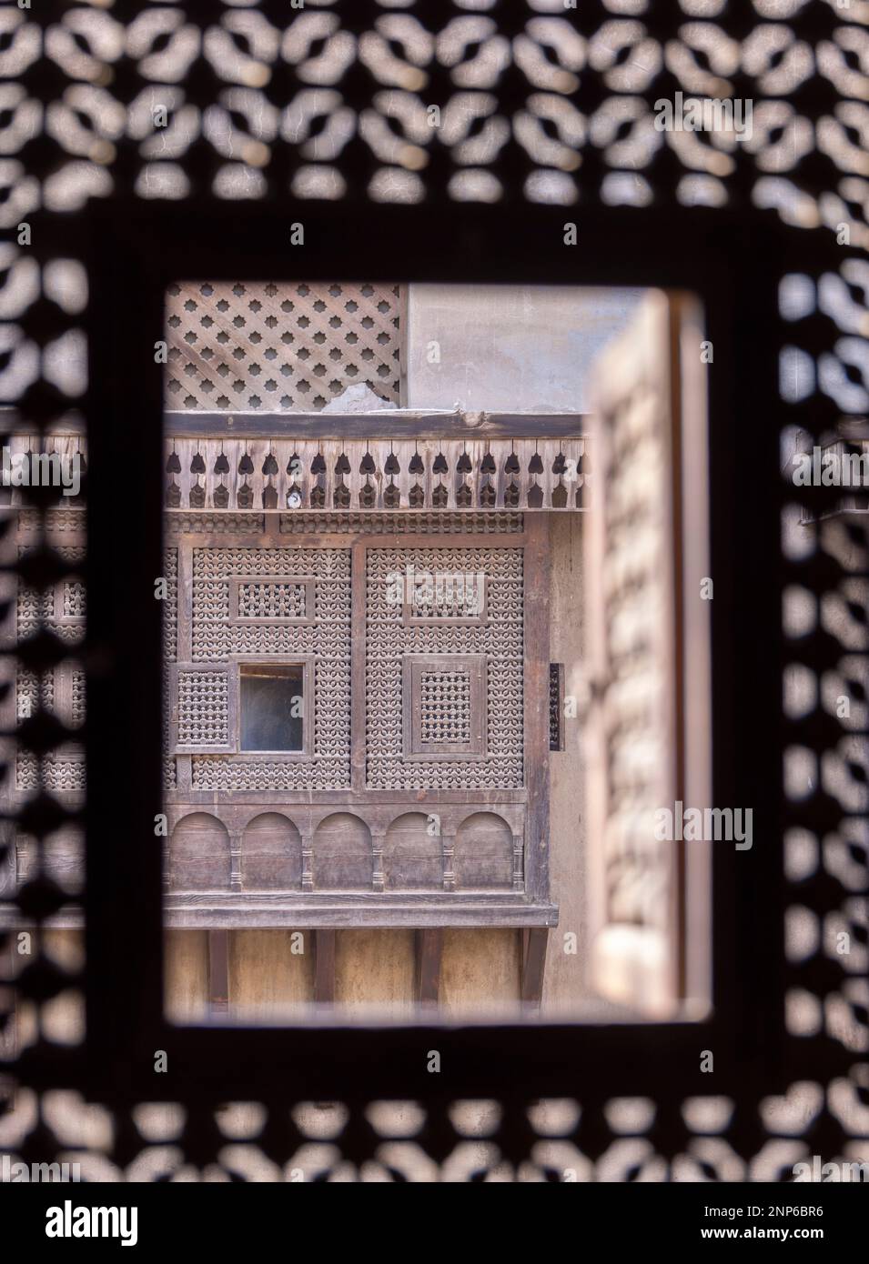 Geschnitzte Holzschirme (Mashrabiyya) von Wikala von al-Ghawri, Kairo, Ägypten Stockfoto